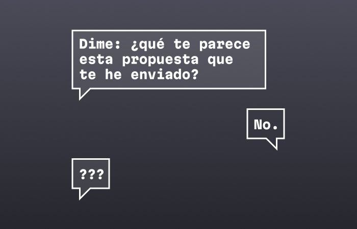 Hay tres bocadillos de cómic. El primero dice "Dime: ¿qué te parece esta propuesta que te he enviado?". El segundo, que es la respuesta del cliente, solo dice "No.". La tercera es la reacción del diseñador o diseñadora, que solo contiene interrogantes.